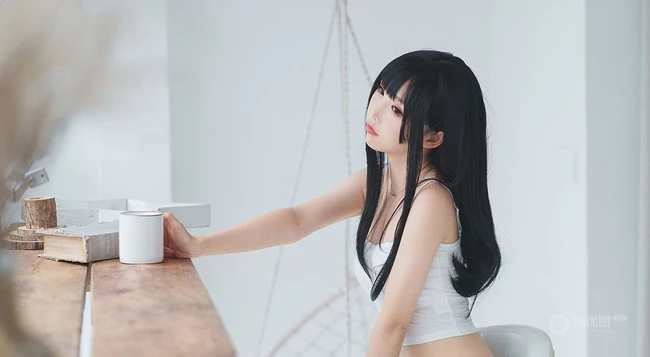 黑直长发齐刘海cos女生肩带背心超短裙室内线条感写真