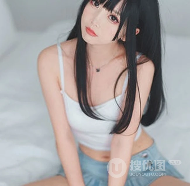 黑直长发齐刘海cos女生肩带背心超短裙室内线条感写真