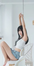 黑直长发齐刘海cos女生肩带背心超短裙室内线条感写真