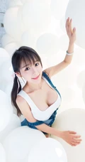 精选匀称气质少女小九娱乐城玩球高清写真图片