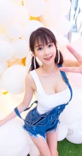 精选匀称气质少女小九娱乐城玩球高清写真图片