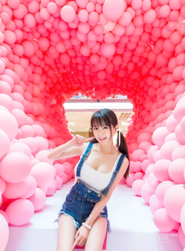 精选匀称气质少女小九娱乐城玩球高清写真图片