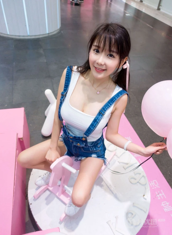 精选匀称气质少女小九娱乐城玩球高清写真图片