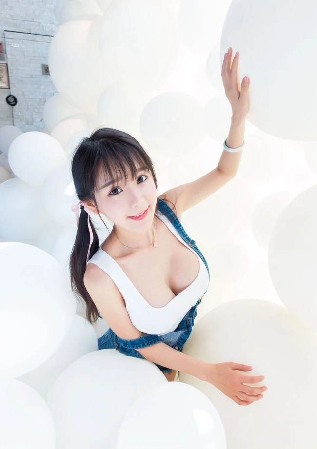 精选匀称气质少女小九娱乐城玩球高清写真图片