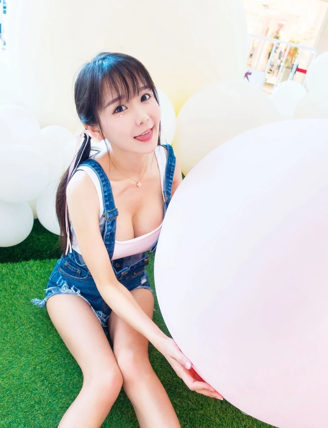 精选匀称气质少女小九娱乐城玩球高清写真图片