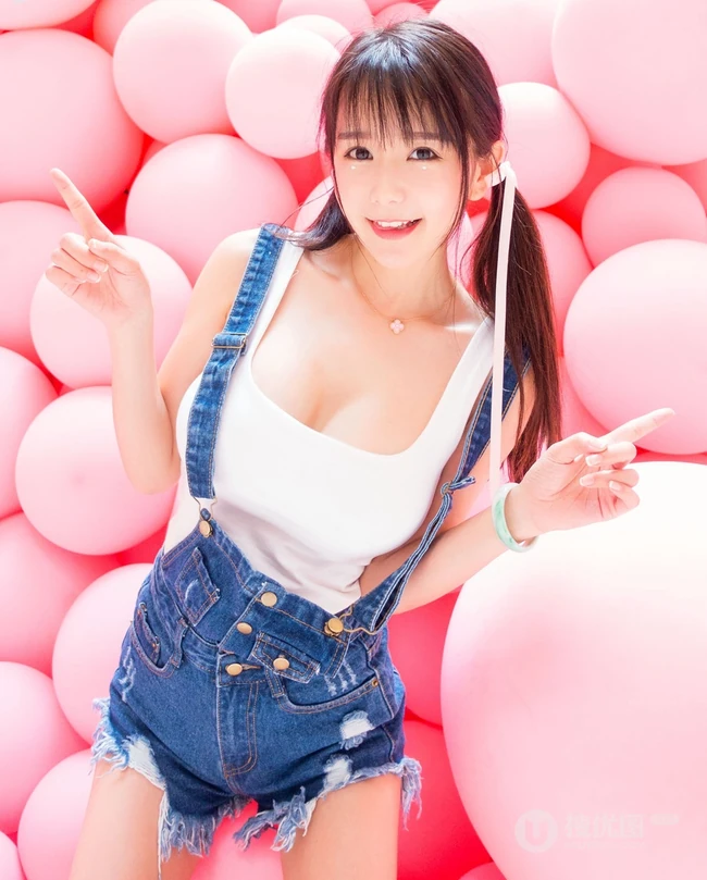 精选匀称气质少女小九娱乐城玩球高清写真图片