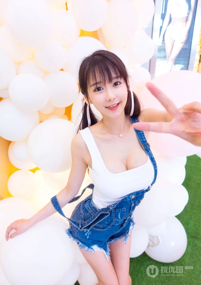 精选匀称气质少女小九娱乐城玩球高清写真图片