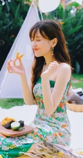 金莎清新印花绿裙户外郊游甜美怡人写真图片