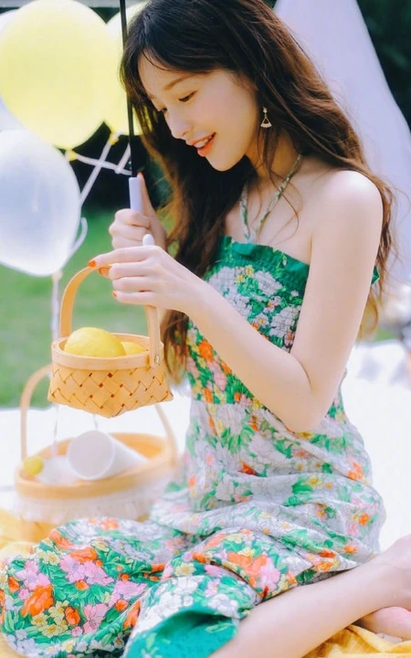 金莎清新印花绿裙户外郊游甜美怡人写真图片