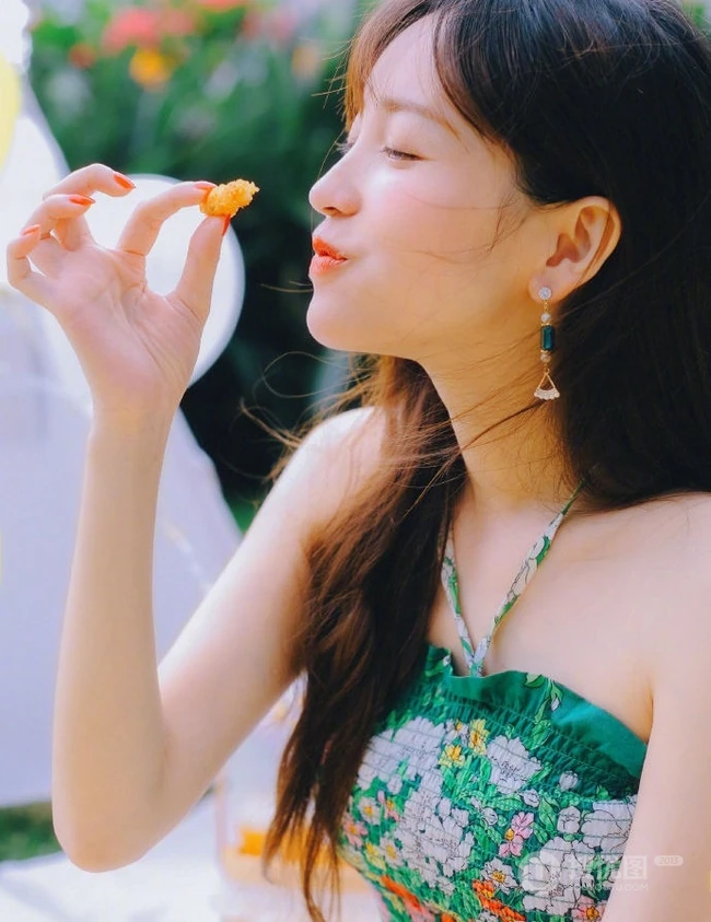 金莎清新印花绿裙户外郊游甜美怡人写真图片