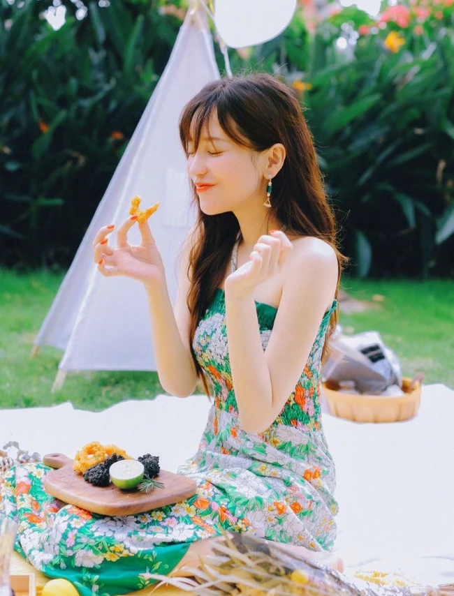 金莎清新印花绿裙户外郊游甜美怡人写真图片