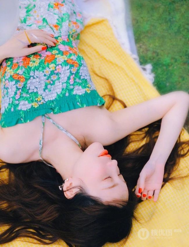 金莎清新印花绿裙户外郊游甜美怡人写真图片