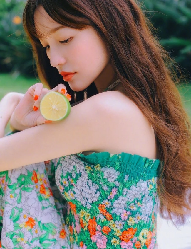 金莎清新印花绿裙户外郊游甜美怡人写真图片