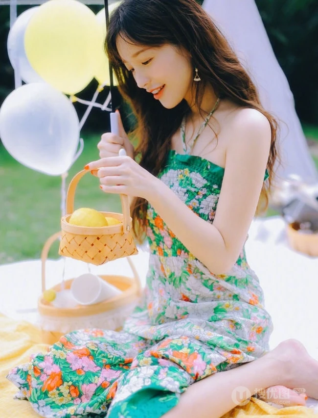 金莎清新印花绿裙户外郊游甜美怡人写真图片