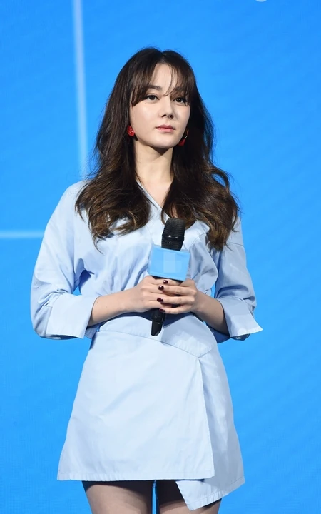 迪丽热巴浅绿色连衣短裙出席活动照片，浅色妆容略显疲惫