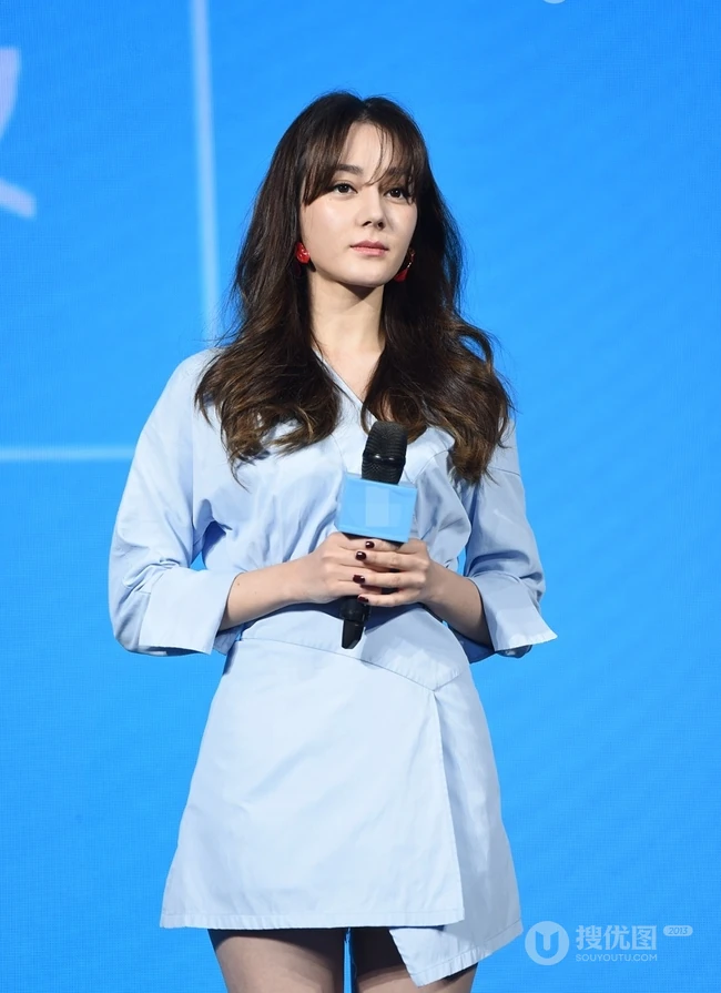 迪丽热巴浅绿色连衣短裙出席活动照片，浅色妆容略显疲惫