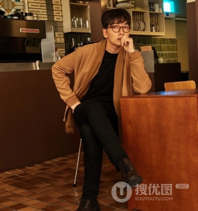 眼镜帅哥李东辉帅气秋装写真图片