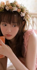戴花环的蕾丝睡裙娇小少女线条感室内写真美图