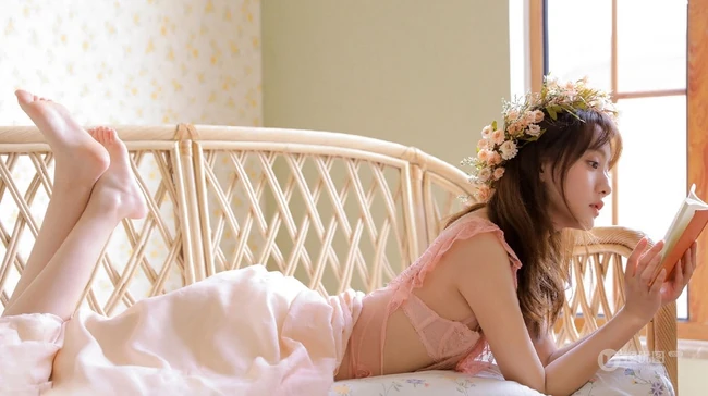 戴花环的蕾丝睡裙娇小少女线条感室内写真美图