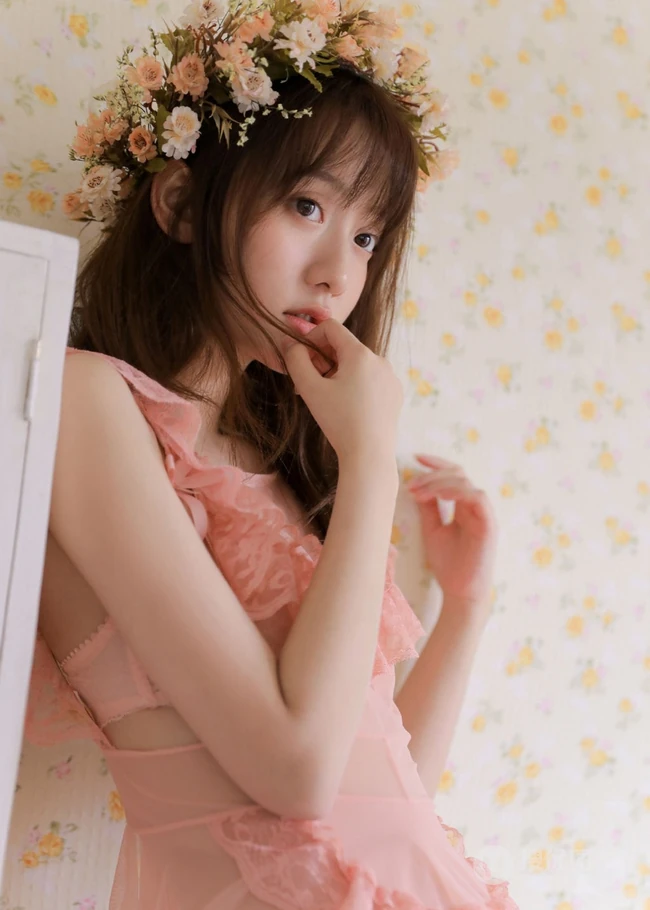 戴花环的蕾丝睡裙娇小少女线条感室内写真美图