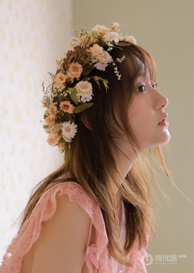 戴花环的蕾丝睡裙娇小少女线条感室内写真美图