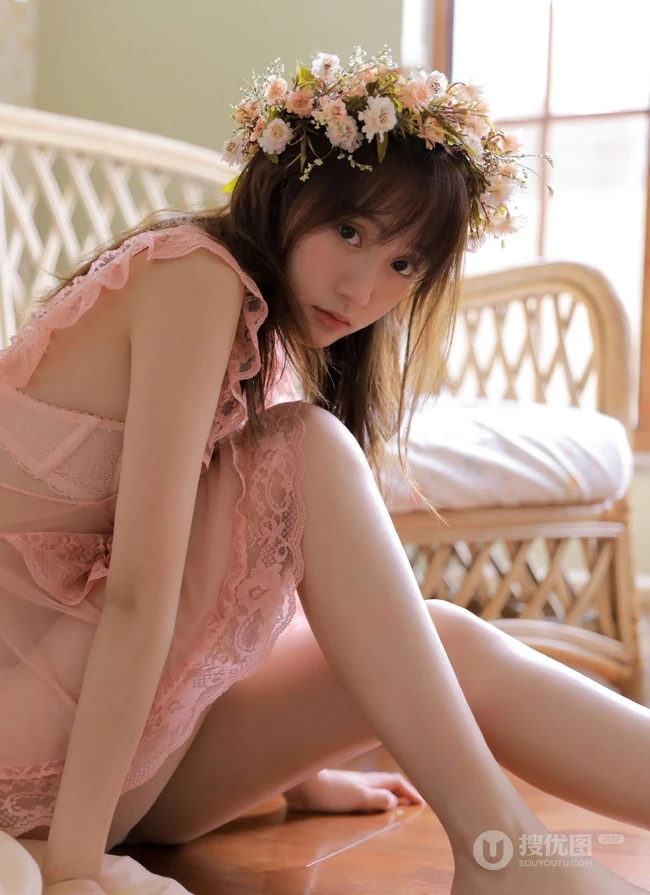 戴花环的蕾丝睡裙娇小少女线条感室内写真美图