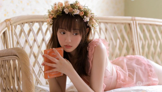 戴花环的蕾丝睡裙娇小少女线条感室内写真美图