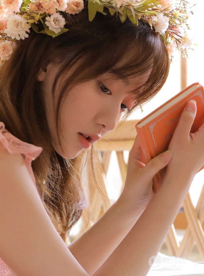 戴花环的蕾丝睡裙娇小少女线条感室内写真美图