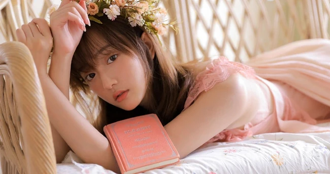 戴花环的蕾丝睡裙娇小少女线条感室内写真美图