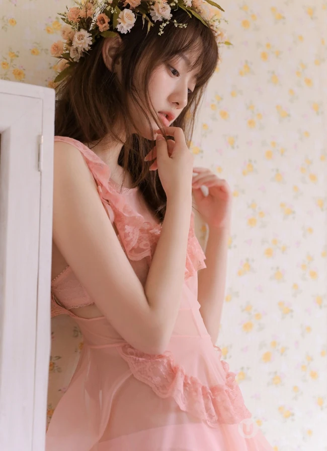 戴花环的蕾丝睡裙娇小少女线条感室内写真美图