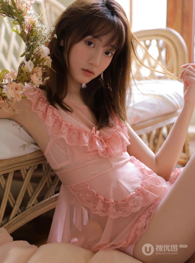 戴花环的蕾丝睡裙娇小少女线条感室内写真美图