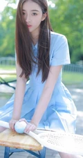 制服短裙长发骨感少女草地打网球写真图片