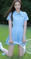 制服短裙长发骨感少女草地打网球写真图片