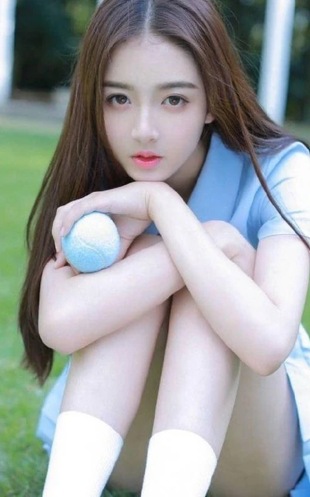制服短裙长发骨感少女草地打网球写真图片