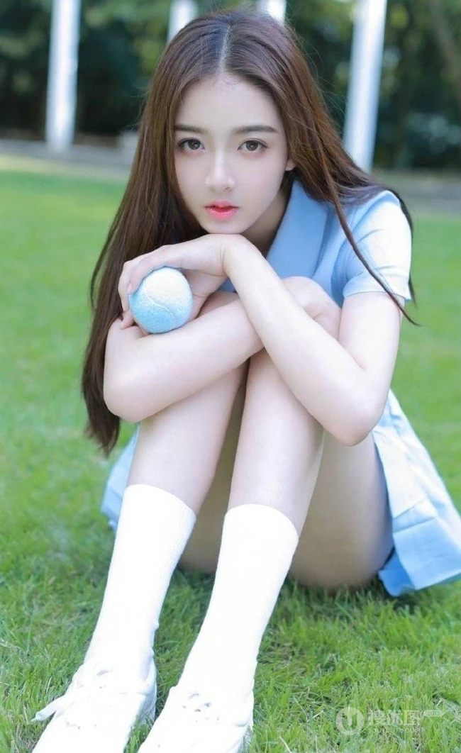 制服短裙长发骨感少女草地打网球写真图片