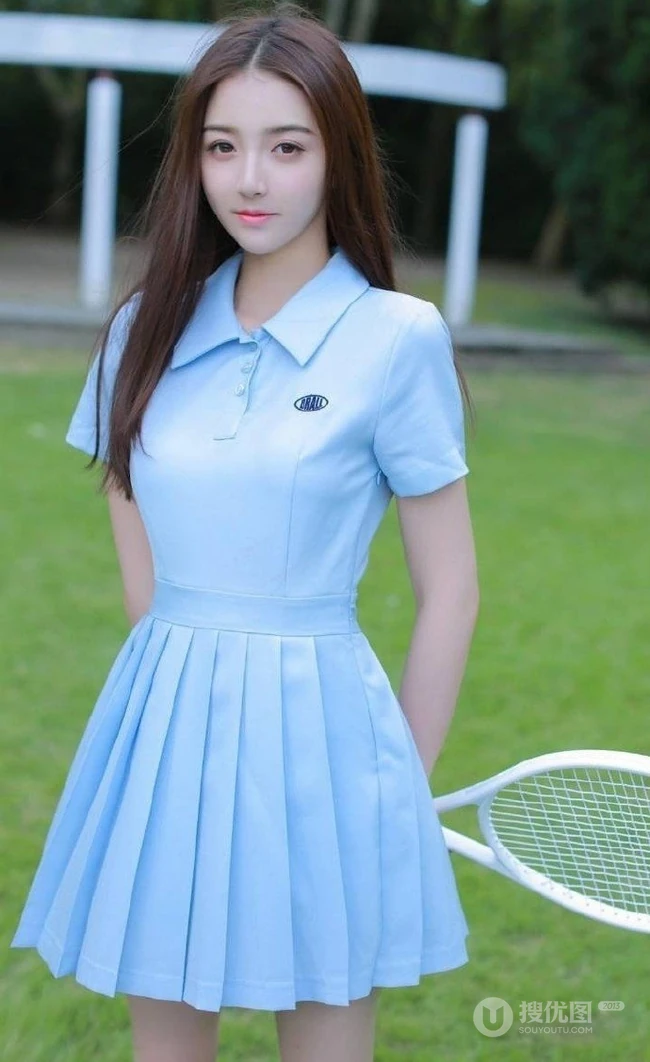 制服短裙长发骨感少女草地打网球写真图片