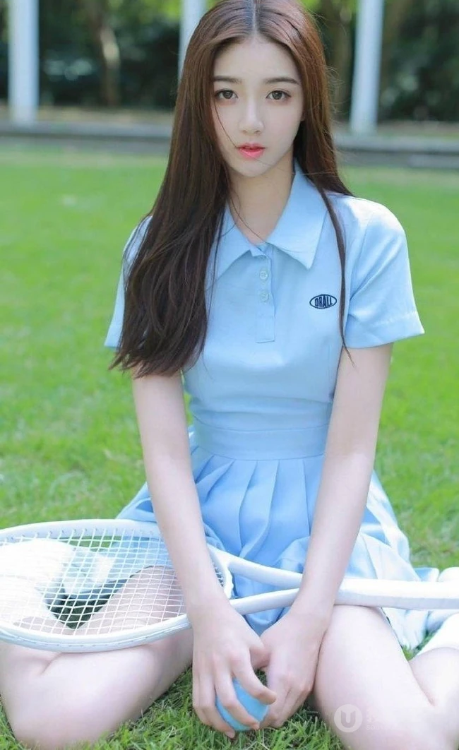 制服短裙长发骨感少女草地打网球写真图片