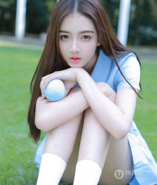 制服短裙长发骨感少女草地打网球写真图片
