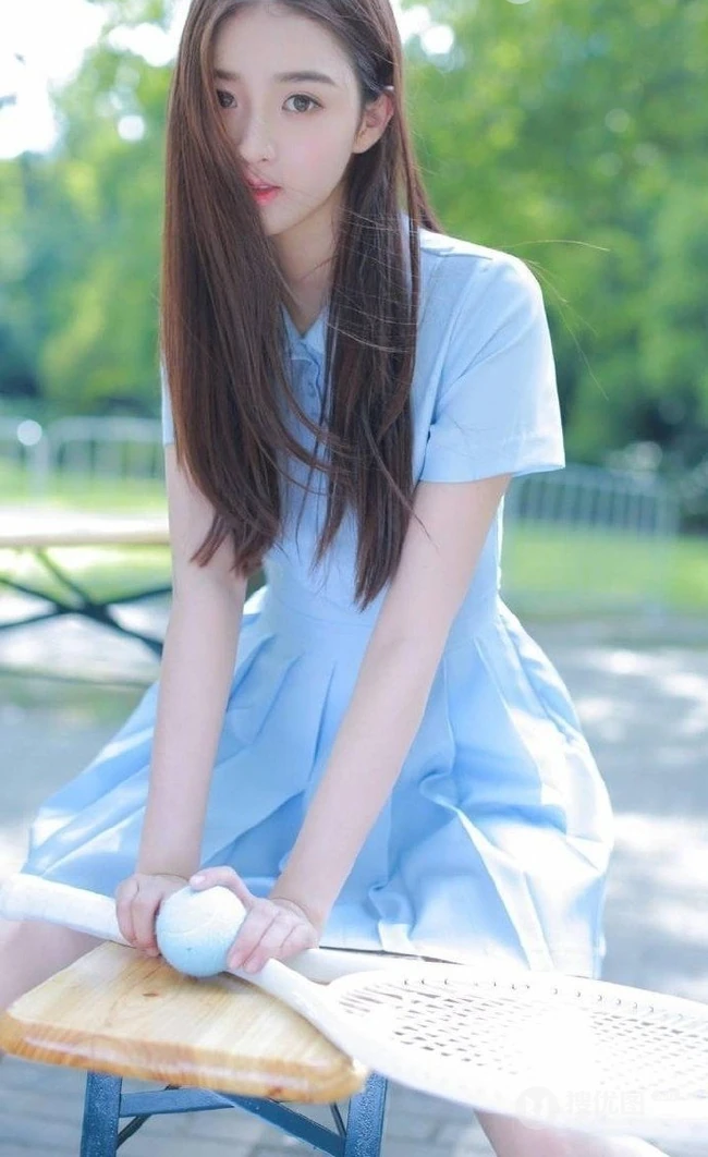 制服短裙长发骨感少女草地打网球写真图片