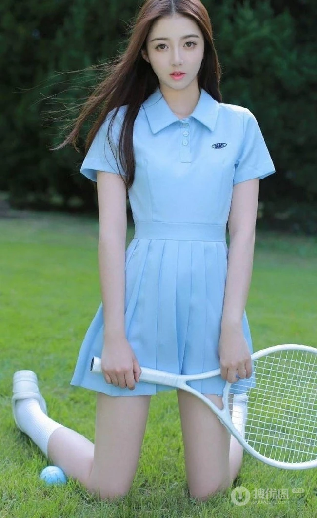 制服短裙长发骨感少女草地打网球写真图片