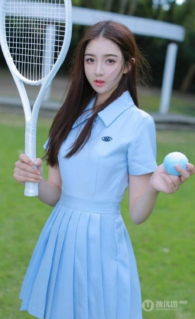 制服短裙长发骨感少女草地打网球写真图片