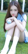 制服短裙长发骨感少女草地打网球写真图片
