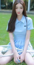 制服短裙长发骨感少女草地打网球写真图片