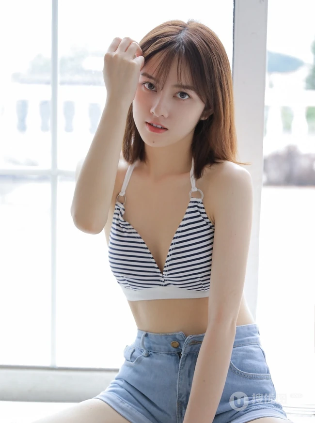 斑马纹肩带家居服牛仔短裤女生气质室内写真图片