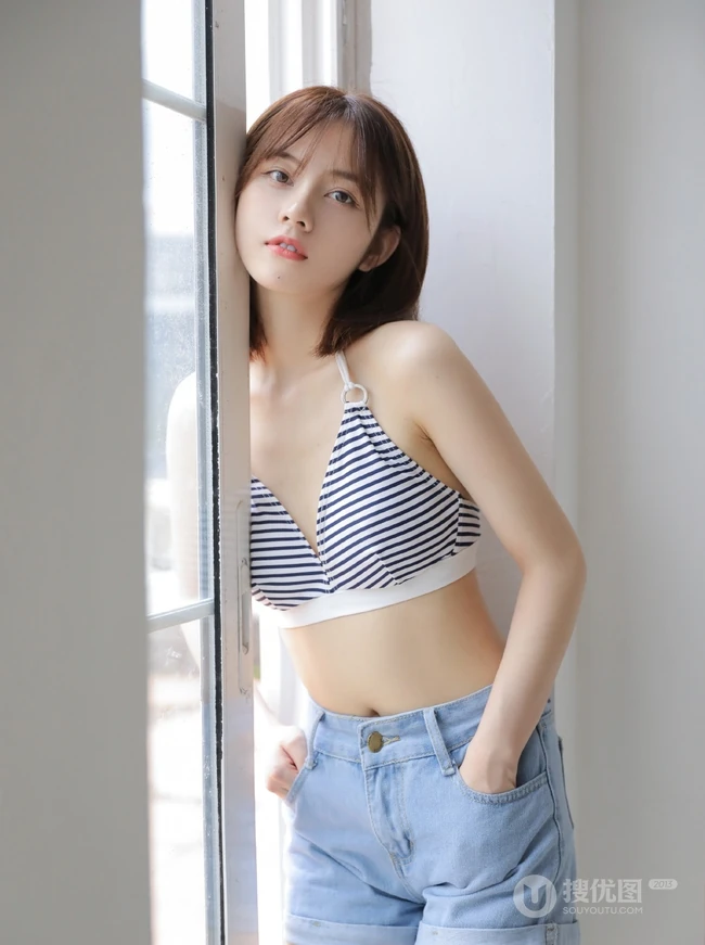 斑马纹肩带家居服牛仔短裤女生气质室内写真图片