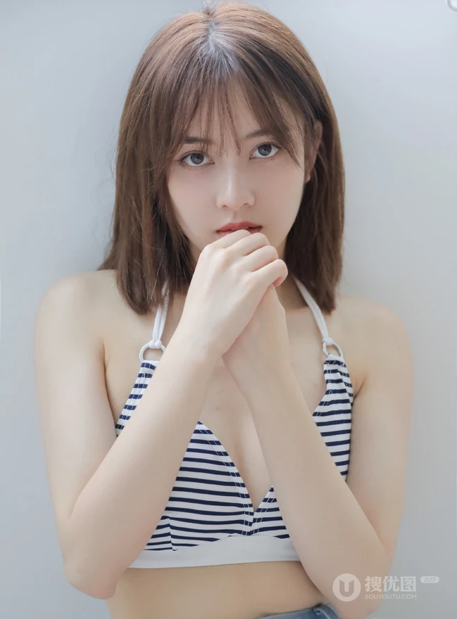 斑马纹肩带家居服牛仔短裤女生气质室内写真图片