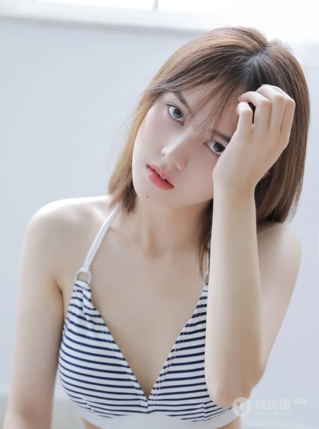 斑马纹肩带家居服牛仔短裤女生气质室内写真图片