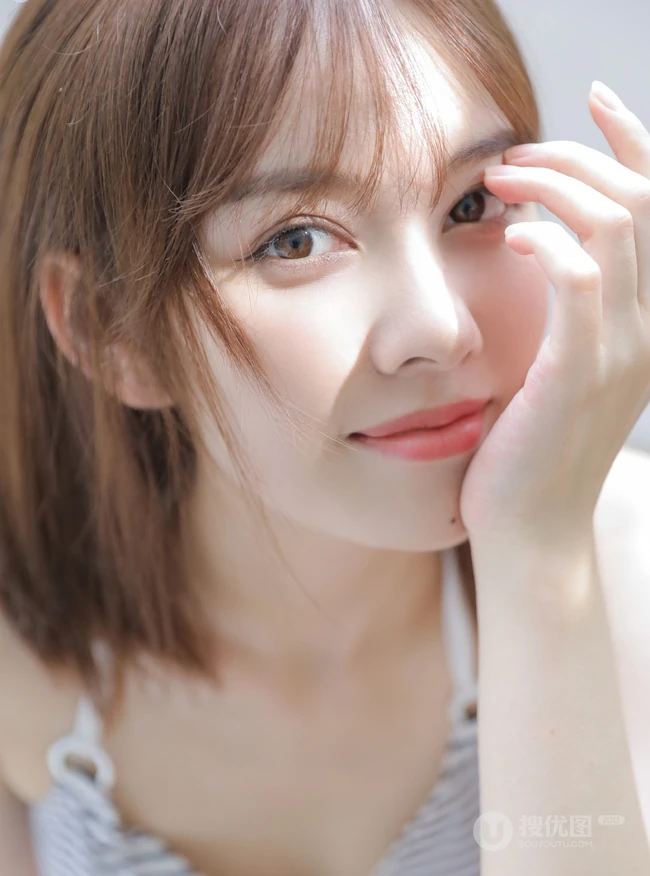 斑马纹肩带家居服牛仔短裤女生气质室内写真图片