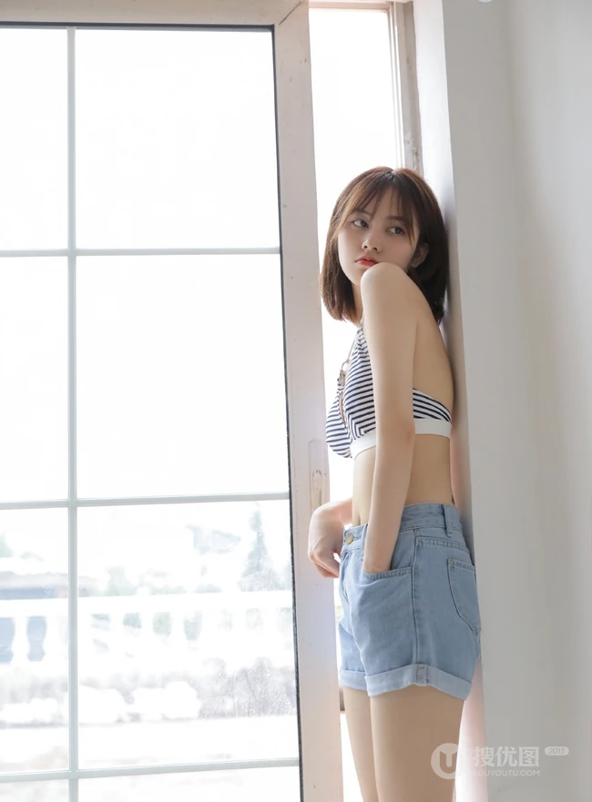 斑马纹肩带家居服牛仔短裤女生气质室内写真图片