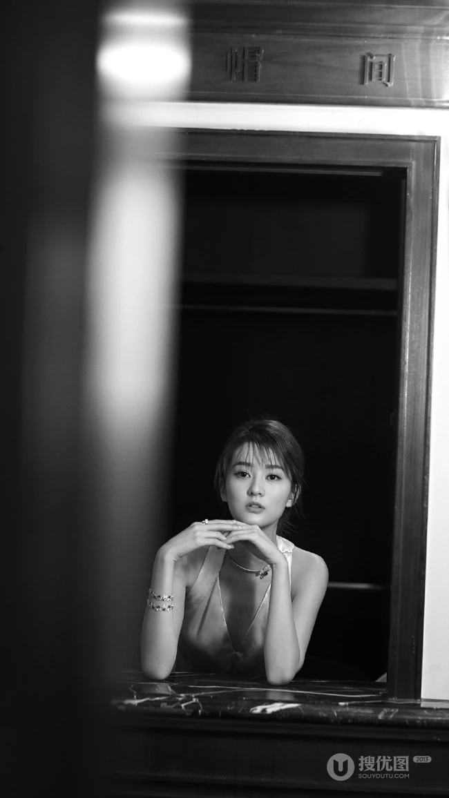 短发美女乔欣性感连衣裙写真手机壁纸图片